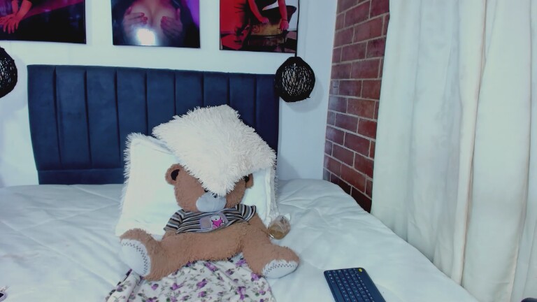 kyliejennerr_111's Streamate show and profile