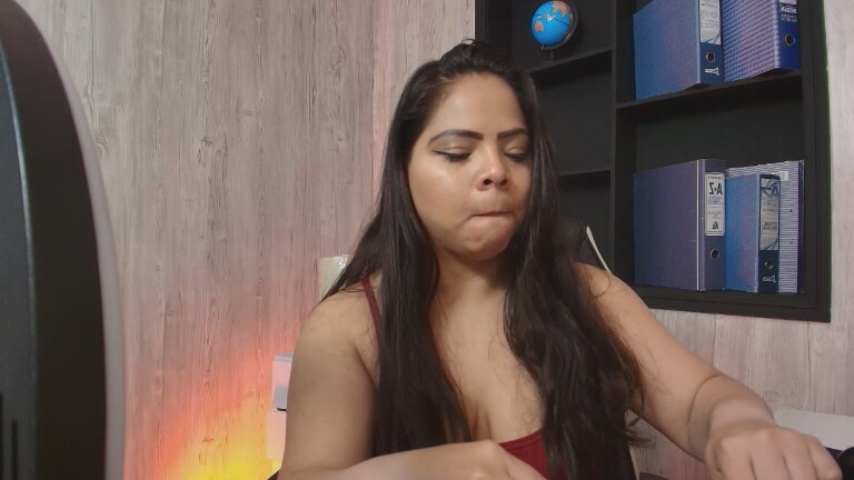 Rousee_sinnclair's Streamate show and profile